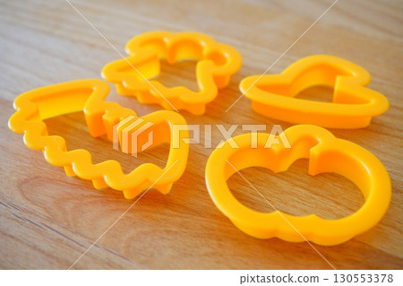 桌上擺放著南瓜和帽子形狀的萬聖節餅乾模具 130553378