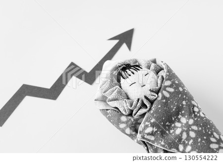 手工嬰兒娃娃和上升箭頭嬰兒襁褓嬰兒 130554222