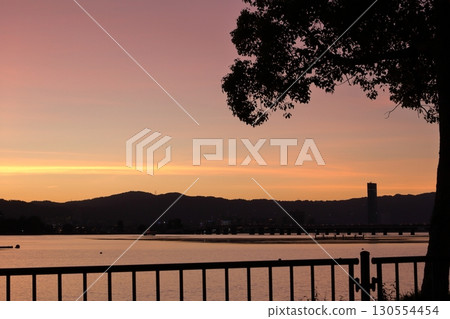 琵琶湖的夜景和對岸山脈的輪廓十分美麗 130554454