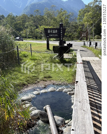 Oku-Nikko Lake Yunoko_September_The source of the spring that springs out of the lake_Oku-Nikko Yumoto Onsen source 130555227