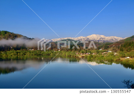 白河湖和飯豐山（山形縣飯豐町） 130555547