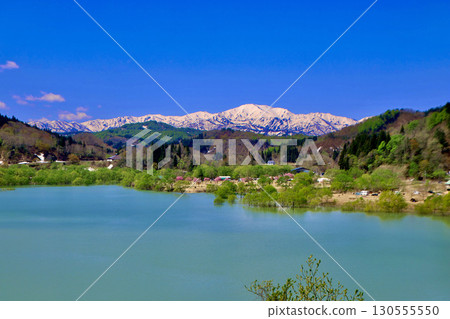 白河湖和飯豐山（山形縣飯豐町） 130555550