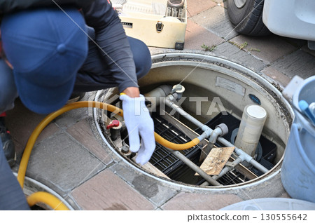 Combined septic tank maintenance, inspection, cleaning, and maintenance Combined septic tank maintenance, inspection, cleaning, and maintenance 130555642