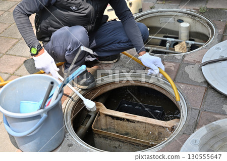 Combined septic tank maintenance, inspection, cleaning, and maintenance Combined septic tank maintenance, inspection, cleaning, and maintenance 130555647