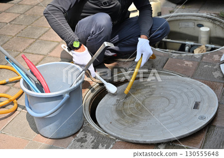 Combined septic tank maintenance, inspection, cleaning, and maintenance Combined septic tank maintenance, inspection, cleaning, and maintenance 130555648