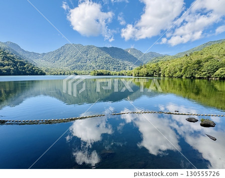 Lake Yunoko in Oku-Nikko with its beautiful mirror reflection 130555726