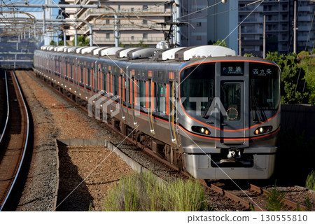 JR夢咲線上運行的8列323係本地列車 130555810