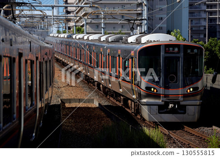 JR夢咲線上運行的8列323係本地列車 JR夢咲線上運行的8列323係本地列車 130555815