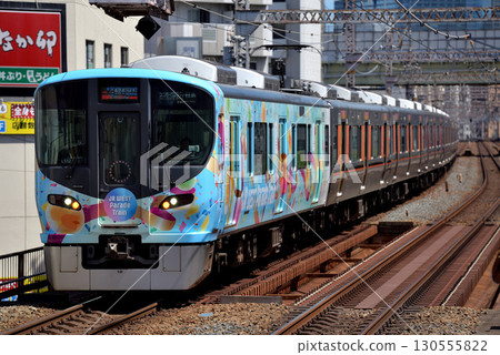 梅田貨運線上運行的八輛 323 系列快速 Expoliner 車 130555822