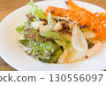 生菜和胡蘿蔔沙拉盛放在白盤子裡 130556097