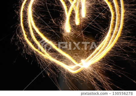 用煙火繪製的心 130556278
