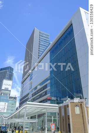 神奈川縣橫濱市橫濱站、西口前的車站大樓及環島 130556429