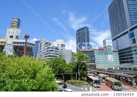 神奈川縣橫濱市橫濱站西口前環島及街景 130556434