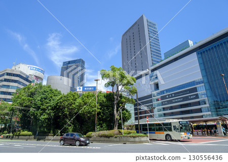 神奈川縣橫濱市橫濱站、西口前的車站大樓及環島 神奈川縣橫濱市橫濱站、西口前的車站大樓及環島 130556436