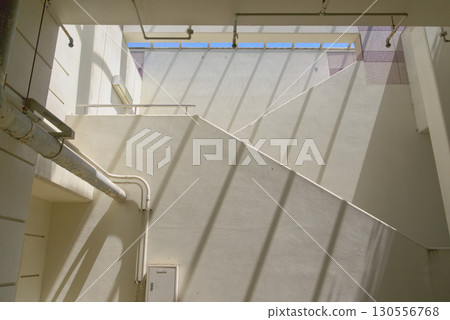 一扇小窗戶俯瞰樓梯，光線充足 130556768