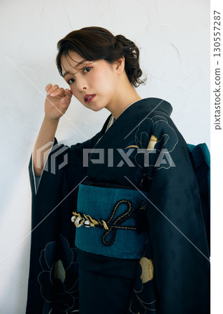 身穿黑色振袖的優雅女子肖像 130557287