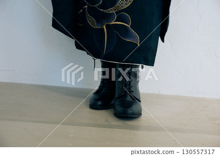 身穿黑色振袖的優雅女子肖像 130557317