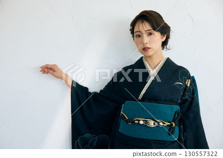 身穿黑色振袖的優雅女子肖像 身穿黑色振袖的優雅女子肖像 130557322