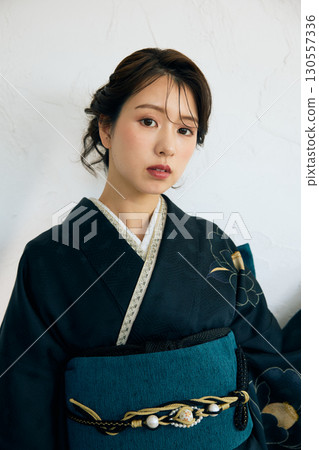 身穿黑色振袖的優雅女子肖像 身穿黑色振袖的優雅女子肖像 130557336