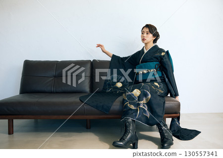 身穿黑色振袖的優雅女子肖像 130557341