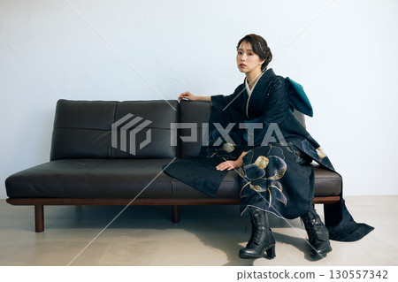 身穿黑色振袖的優雅女子肖像 身穿黑色振袖的優雅女子肖像 130557342