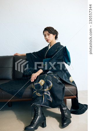 身穿黑色振袖的優雅女子肖像 130557344