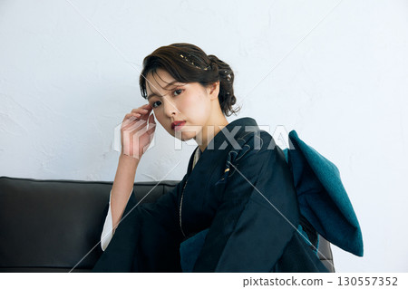 身穿黑色振袖的優雅女子肖像 130557352