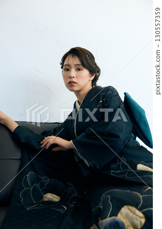 身穿黑色振袖的優雅女子肖像 130557359