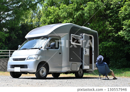 單人露營車、男子露營車、露營車 130557946