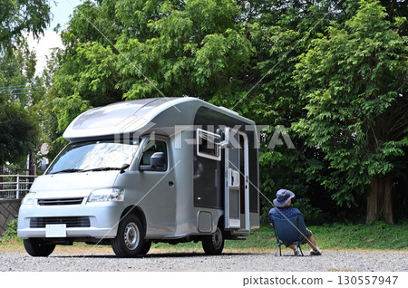 單人露營車、男子露營車、露營車 130557947