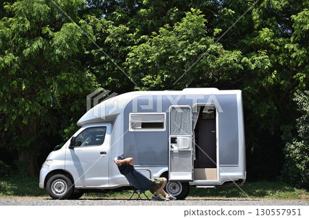 單人露營車、男子露營車、露營車 130557951