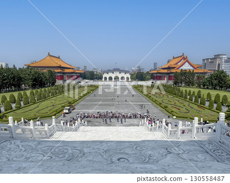 從台灣台北國立中正紀念堂四樓觀看衛兵換崗儀式 從台灣台北國立中正紀念堂四樓觀看衛兵換崗儀式 130558487