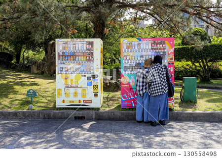 A vending machine in Chiang Kai-shek Memorial Park, a rare sight in Taiwan 130558498