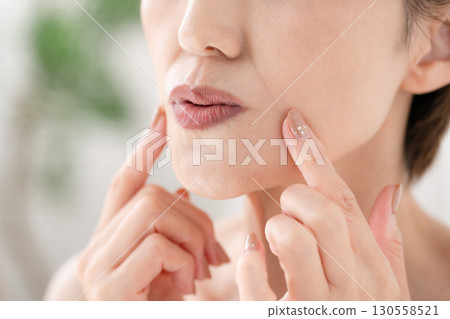 女性、法令紋、嘴部、煩惱 130558521