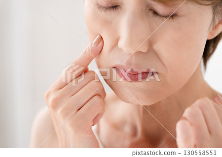 女性、法令紋、嘴部、煩惱 130558551