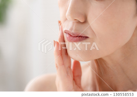 女性、法令紋、嘴部、煩惱 130558553