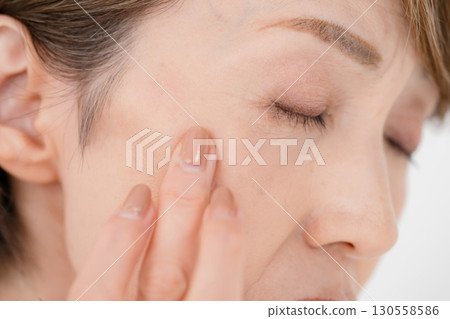 女人的眼睛憂慮 130558586