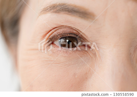 女性眼睛向上 130558590