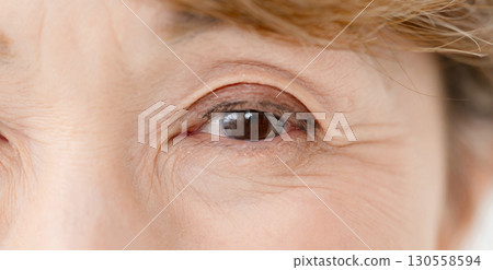 女性眼睛向上 130558594
