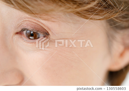 女性眼睛向上 130558603