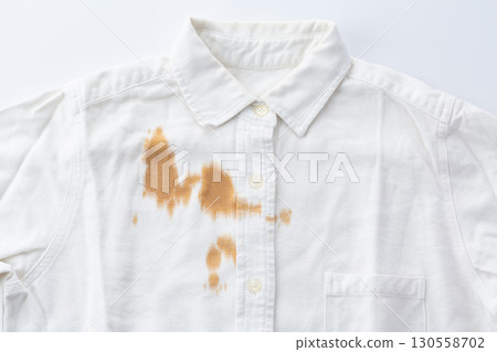沾滿食物污漬的白襯衫 130558702