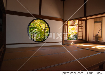 Autumn leaves at Genkoan Temple in Kyoto 130558852
