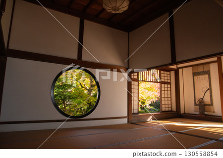 Autumn leaves at Genkoan Temple in Kyoto 130558854