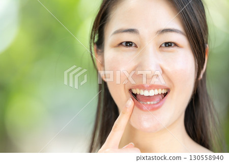 女性牙科口腔護理牙齒對齊戶外 130558940