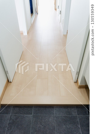 Entrance tile sheet and natural hallway - Photo image material after renovation work - Modern white wood style apartment Entrance tile sheet and natural hallway - Photo image material after renovation work - Modern white wood style apartment 130559349