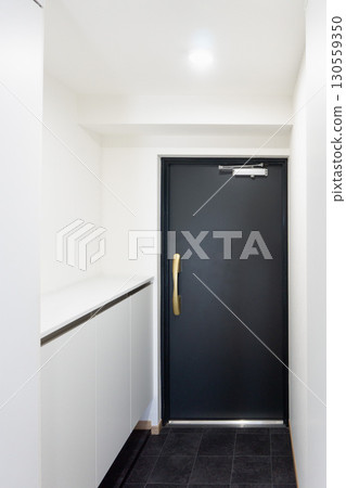 Entrance, wallpaper, and shoe cabinet/shoe box. Photo material after renovation work. White modern apartment. 130559350