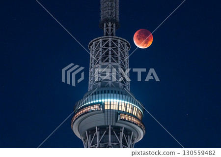 東京：2025年9月8日月全食及晴空塔 130559482