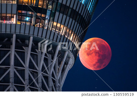 東京：2025年9月8日月全食及晴空塔 130559519