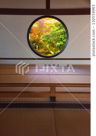 Autumn leaves at Genkoan Temple in Kyoto 130559965