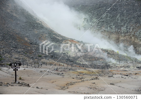 阿寒國立公園內硫磺山升起的煙霧 130560071